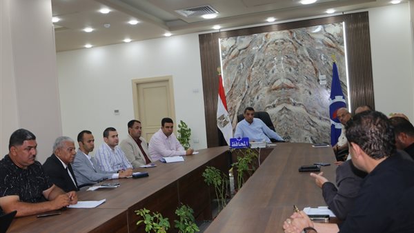 محافظ السويس خلال