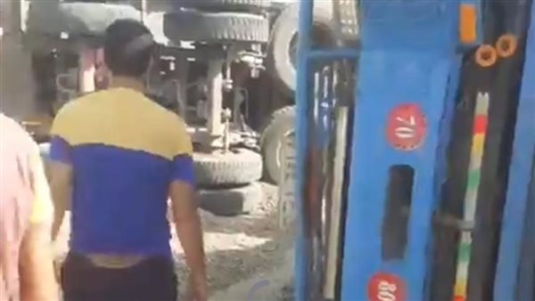 انقلاب سيارة مقطورة