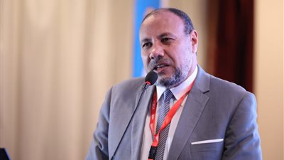 نائب رئيس جامعة الأزهر يلتقي طالبات كلية التربية بأسيوط ويكرم المتفوقات ويفتتح معرضًا للمشغولات اليدوية