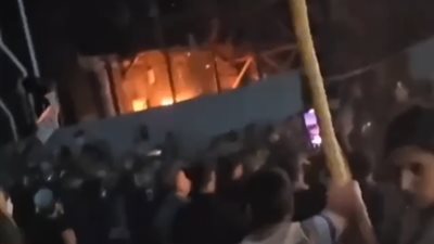 اقتحام مقر قناة إم بي سي ببغداد وإشعال النار به بعد بث تقرير ضد قادة المقاومة 