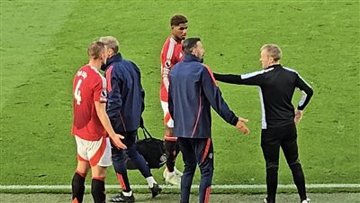 دي ليخت يتعرض لإصابة خطرة في رأسه بمباراة مانشستر يونايتد وبرينتفورد بالبريميرليج