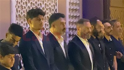 عمرو مصطفى يستقبل العزاء في صديقه الشاعر أحمد علي موسى