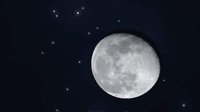 ألمع 7 نجوم.. القمر الأحدب يقترن بالشقيقات السبع 