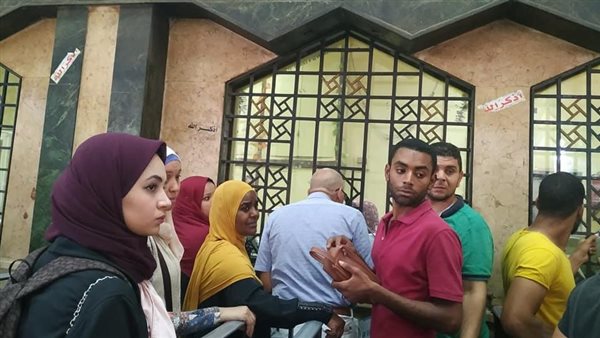 مواطنون أمام شباك