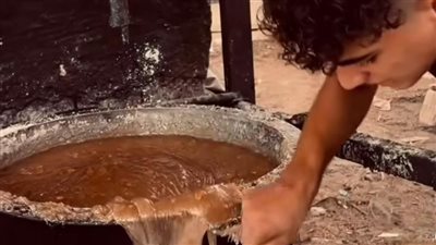 وسط ركام المنازل.. شاب فلسطيني يفتتح مصنعا للحلويات بأدوات بسيطة بعد تدمير مصنعه بشمال غزة