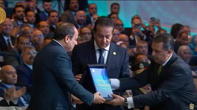 الرئيس السيسي يتسلم نسخة من الاستراتيجية الوطنية للصحة والسكان