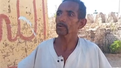 العثور على رضيع بمقابر الأقصر.. وشاهد عيان: عمره يوم وكان جاي حي واتوفى | بث مباشر