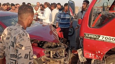 دخلوا وش في وش.. إصابة شخصين في تصادم سيارة نقل وملاكي بمدينة السادات| صور