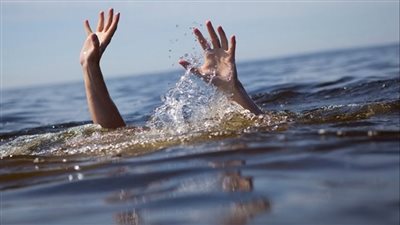 الموج سحبه.. العثور على جثمان شاب لقي مصرعه غرقًا بأحد شواطئ مطروح| بث مباشر