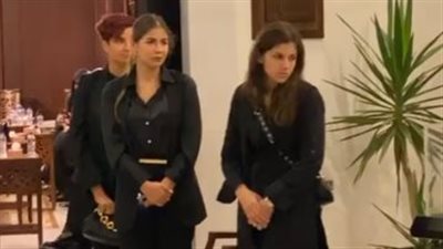 بملامح حزينة.. الفنانة ملك قورة تتلقى واجب العزاء في جدتها بمسجد الشرطة| بث مباشر 