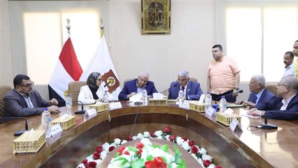 جانب من لقاء محافظ