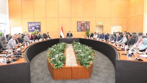 جانب من اجتماع وزير