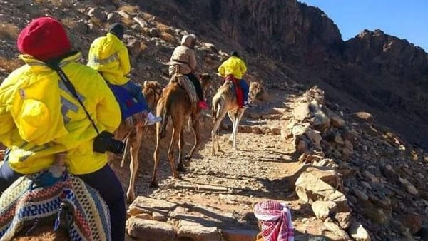 تسلق السائحين جبل