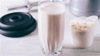 هل مشروبات البروتين الحل السحري لبناء العضلات؟.. دراسة توضح