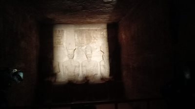 لمدة 25 دقيقة.. الشمس تتعامد على وجه رمسيس الثاني بـ أبو سمبل 