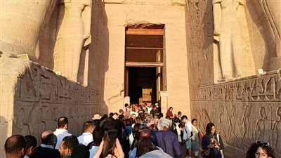 بحضور 4 آلاف سائح وزائر.. محافظ أسوان يشهد تعامد الشمس على وجه رمسيس الثاني