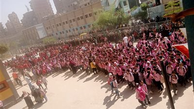 بيضربوا ولادنا.. ولي أمر طالب بمدرسة تجريبية يستغيث بعد ضم طلاب أخرى حكومية بالفترة الثانية| صور