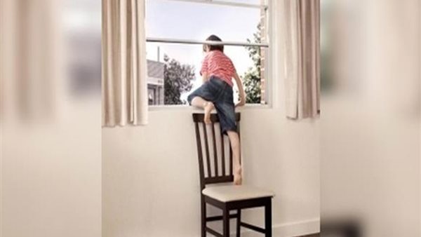 سقوط طالب من شرفة