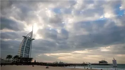 الطقس اليوم في الإمارات.. غائم جزئيًا مع احتمال سقوط أمطار خفيفة وضباب