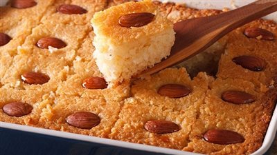 بكل أسرارها| طريقة عمل البسبوسة باللبن الساخن.. نصائح مهمة للتسوية والشربات