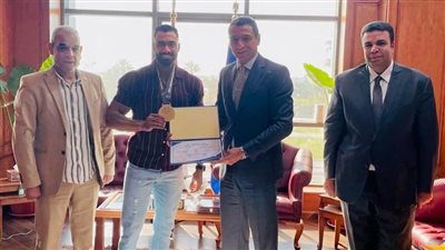 محافظ السويس يكرم مايكل جمال لفوزه بالمركز الأول بالبطولة الدولية لكمال الأجسام