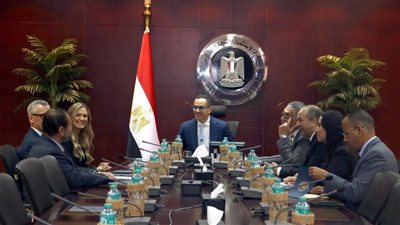 وزير الاستثمار يلتقي وفد شركة مرسيدس بنز إيجيبت لاستعراض مشروعات الشركة في مصر