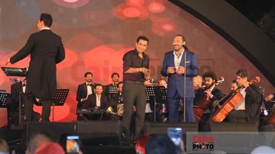 بعد تعاونهما في مسرحية مش روميو وجولييت.. ميدو عادل يغني مع علي الحجار خلال حفله بمهرجان الموسيقى العربية| صور