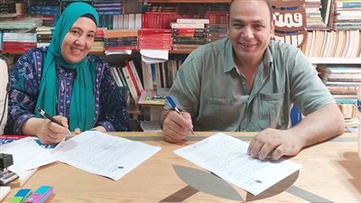 الصحفي علاء فياض يتعاقد على كتابه الجديد بعنوان المراسل التليفزيوني من الميدان إلى الشاشة| صور