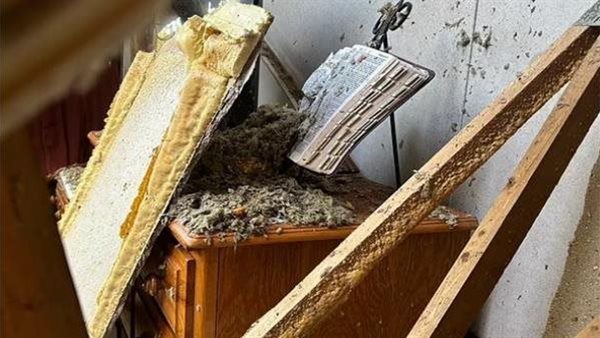 كتاب مقدس يظهر بين