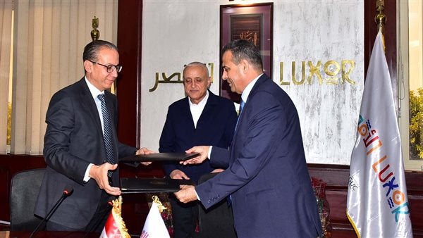 جانب من توقيع العقد