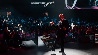 عمرو دياب يتألق في حفل دبي | صور