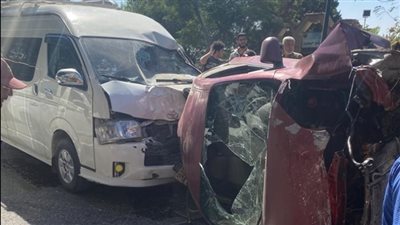 العربية عدت الطريق التاني.. حادث تصادم سيارة ملاكي بأخرى ميكروباص أمام كورنيش المعادي