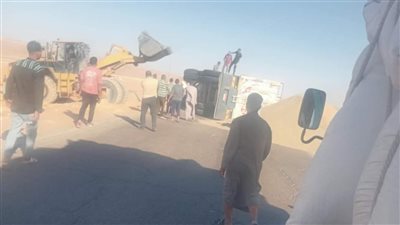 انقلاب تريلا محملة بالفوسفات بالوادي الجديد يتسبب في غلق طريق الخارجة الداخلة 