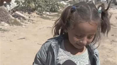 رجلي بتوجعني.. صغيرة فلسطينية تنهار بالبكاء بعد التهجير القسري مع عائلتها تثير تعاطف المتابعين