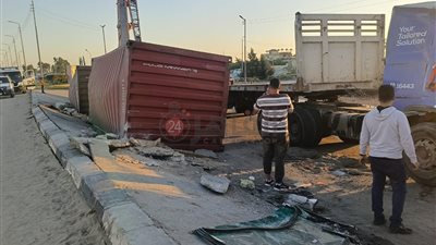 انقلاب سيارة نقل بسبب اختلال عجلة القيادة في الإسماعيلية