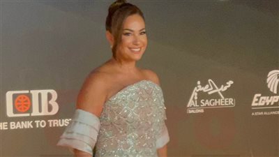 هند صبري للمصورين في افتتاح مهرجان الجونة: استنوا عليا.. كل مرة بطلع متبهدلة| بث مباشر 