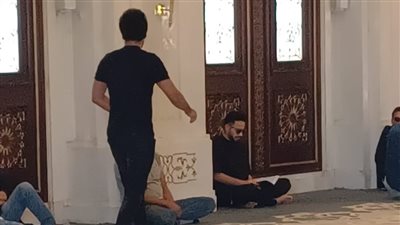  حمادة هلال يقرأ القرآن لـ والدة أحمد عصام قبل بدء صلاة الجنازة عليها بمسجد الشرطة