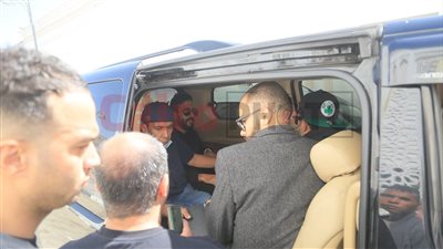 مع السلامة يا حبيبتي.. أحمد عصام يرافق جثمان والدته لـ مثواها الأخير بعد انتهاء صلاة الجنازة