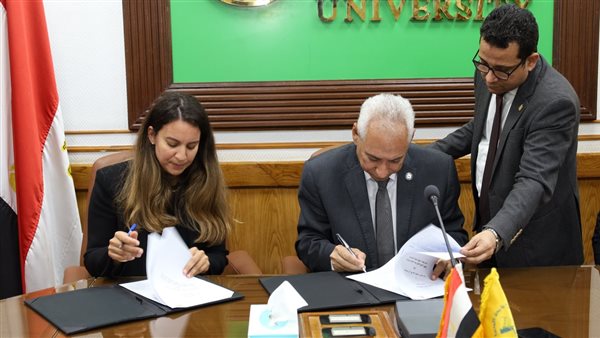 جانب من التوقيع