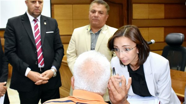 محافظ البحيرة خلال