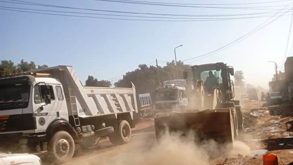 بدأ رصف الطريق 