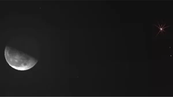 الأرض تكشف عن قمر