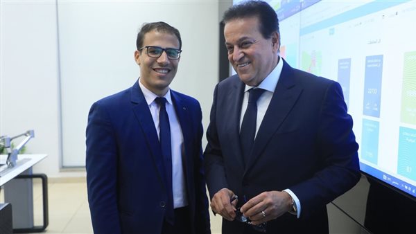 وزير الصحة وصحفي