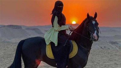 بسبب ظهورها بالنقاب.. مدربة فروسية تثير الجدل على السوشيال ميديا