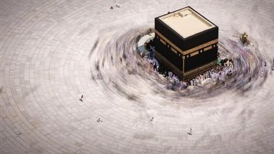 تفسير حلم زيارة الكعبة مع أمي.. مفاجآت سارة تنتظرك مستقبلا بصحبة والدتك