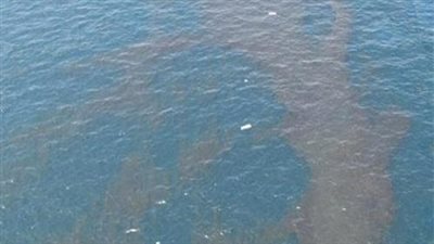 ظهور بقعة زيت في مياه رأس غارب بالبحر الأحمر.. وقرار عاجل من المحافظة | بث مباشر