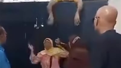 ماسكة التختة في إيديها.. تداول مقطع فيديو لولية أمر داخل مدرسة بالإسكندرية يثير الجدل