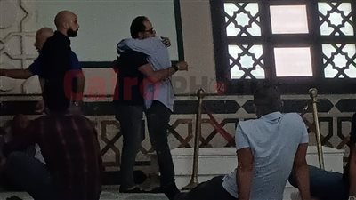 وصول جثمان والد الفنان أحمد طارق إلى مسجد الشرطة بالشيخ زايد