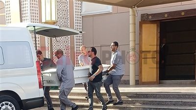  أحمد طارق يودع جثمان والده ويحمل نعشه إلى مثواه الأخير