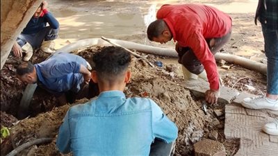 الانتهاء من إصلاح كسر ماسورة عمومية بالمعادي وعودة المياه لطبيعتها| صور